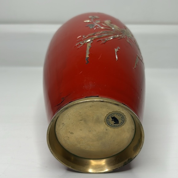 Vintage 🦤 Korean Red Lacquer Brass Vase Mother of Pearl Inlay Phoenix Bird - Picture 5 of 16